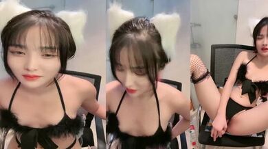 烈焰红唇漂亮小姐姐！翘起内衣单腿网袜！蹲着抓屌吸吮